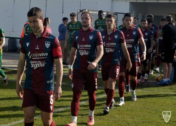 Los jugadores de la Segoviana entran al campo de La Eragudina para jugar su partido ante el Atlético Astorga. / JUAN MARTÍN-G. SEGOVIANA