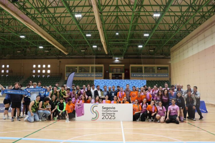 Sportfest reunirá a 300 deportistas el 16 de abril 1 Foto de familia de los participantes en una pasada edición de Sportfest. / E.A.