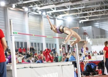 Irene García, en pleno salto./ BLUME