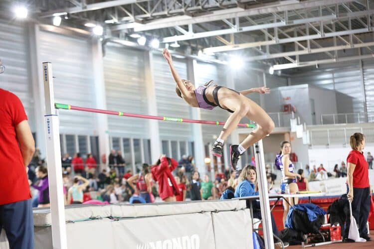 Irene García, en pleno salto./ BLUME