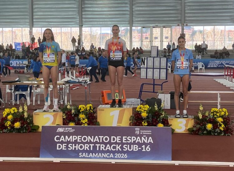 Noa de Miguel, a la izquierda, en el podio del salto de longitud./ FETACYL