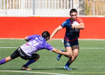 El jugador del BigMat Tabanera Lobos intenta superar la defensa de un rival./ RAC LOBOS