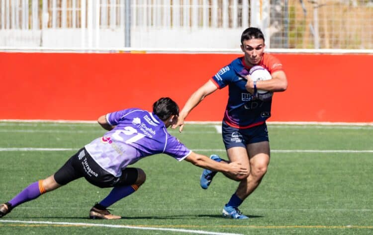 El jugador del BigMat Tabanera Lobos intenta superar la defensa de un rival./ RAC LOBOS