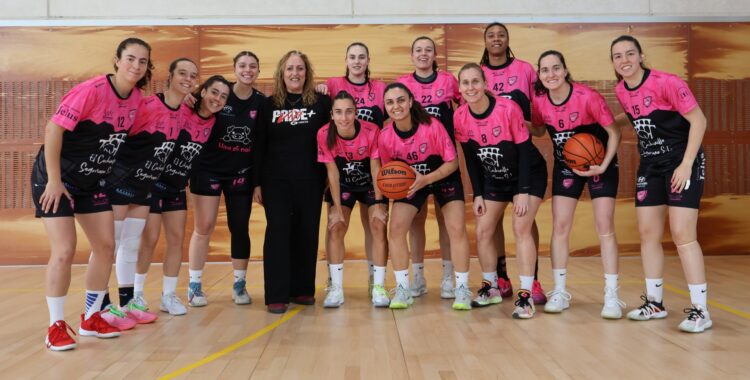 Las jugadoras de El Cochinillo Segoviano Spordeporte, junto a la presidenta del CESIDA./ SPORDEPORTE