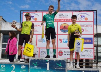 El podio de la Titán de los Ríos, con Raúl Rodríguez en la primera posición./ EXTREMADURA-ECOPILAS