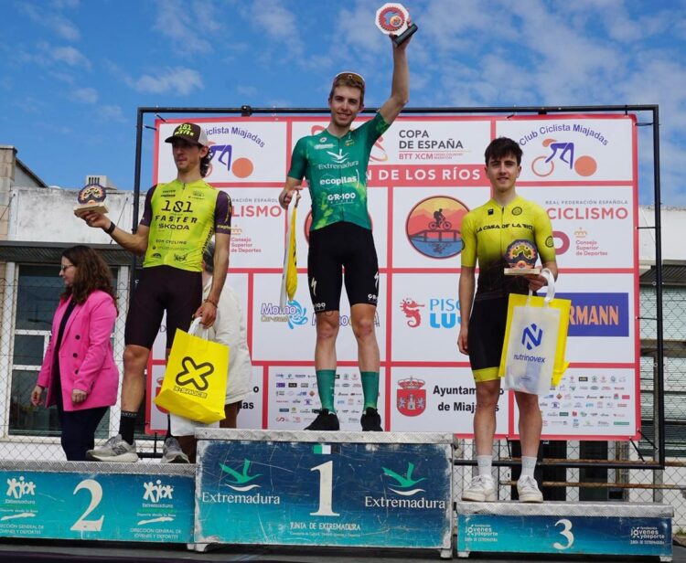 El podio de la Titán de los Ríos, con Raúl Rodríguez en la primera posición./ EXTREMADURA-ECOPILAS