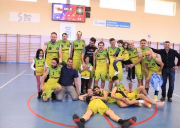 Los integrantes del Baloncesto Cantimpalos, tras imponerse en la final de la Copa Delegación./ B. CANTIMPALOS