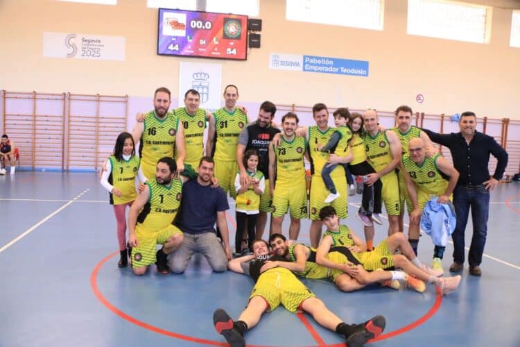Los integrantes del Baloncesto Cantimpalos, tras imponerse en la final de la Copa Delegación./ B. CANTIMPALOS