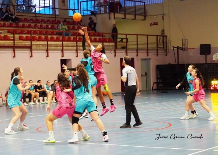 Sasha Williams se impone en un salto inicial. / JESÚS GÓMEZ CASADO