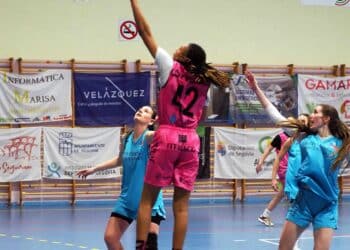 Sasha Williams anota una canasta bajo el aro del Universidad de Salamanca. / JESÚS GÓMEZ CASADO