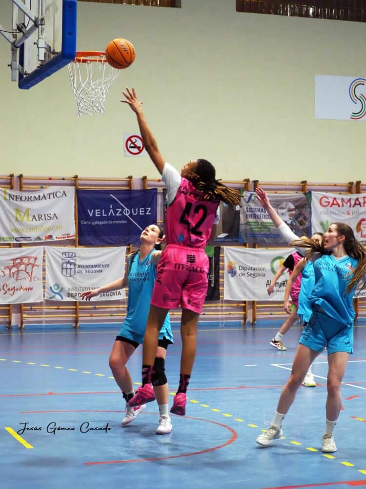 El Cochinillo, un líder solvente 1 Sasha Williams anota una canasta bajo el aro del Universidad de Salamanca. / JESÚS GÓMEZ CASADO