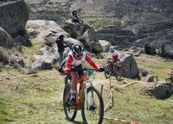 Los integrantes del club 53x13, en pleno esfuerzo en Riofrío./ CLUB 53X13