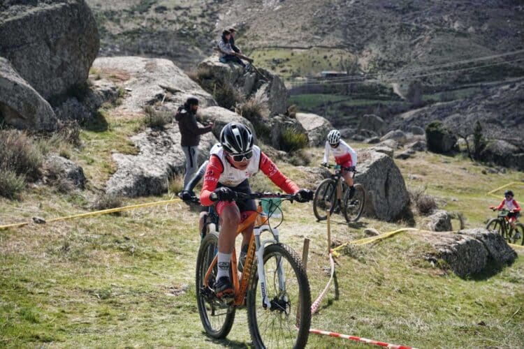 Los integrantes del club 53x13, en pleno esfuerzo en Riofrío./ CLUB 53X13