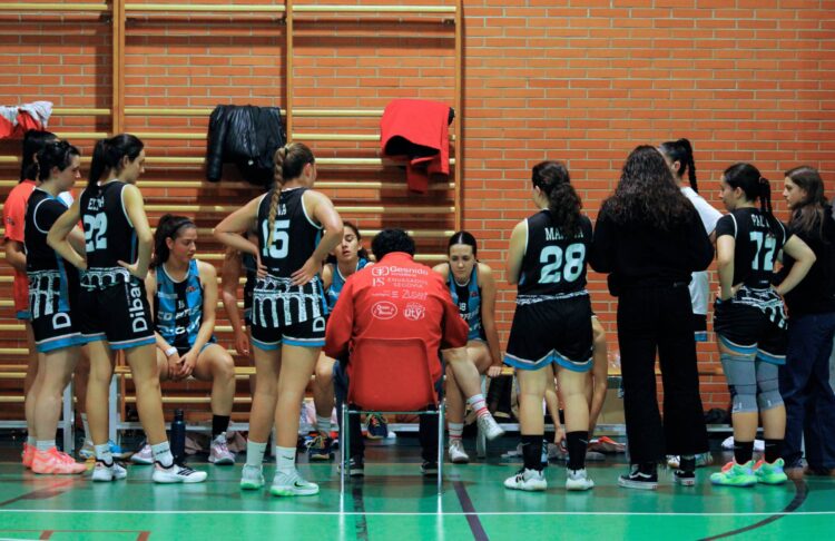 El Dibaq CD Base femenino, durante un tiempo muerto./ CD BASE