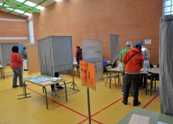 Un momento de una pasada votación, con la mesa electoral organizada sobre la cancha de un polideportivo./ E.A.
