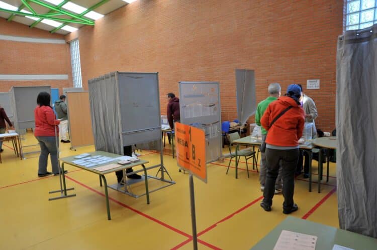 Un momento de una pasada votación, con la mesa electoral organizada sobre la cancha de un polideportivo./ E.A.