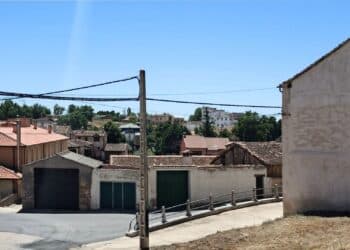 Vista parcial de Turégano, con uno de los postes de suministro eléctrico en primer plano./ JOSÉ ANTONIO SANTOS