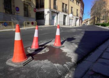 Conos delimitando la presencia de una boca de riego en uno de los remates finales de la obra que se llevó a cabo en las calles del centro histórico de la ciudad./ HÉCTOR CRIADO