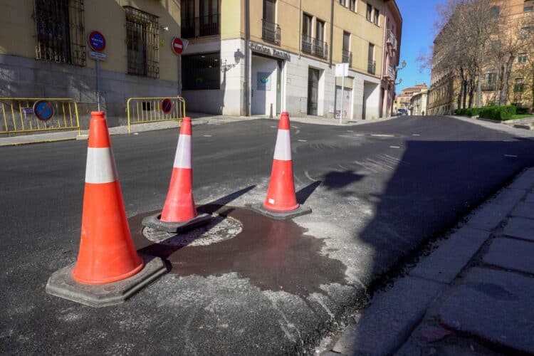 Conos delimitando la presencia de una boca de riego en uno de los remates finales de la obra que se llevó a cabo en las calles del centro histórico de la ciudad./ HÉCTOR CRIADO