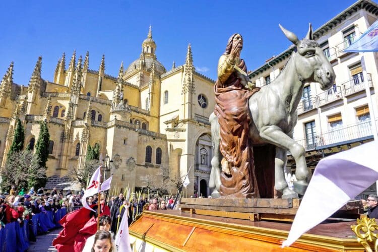 La Procesión de ‘La Borriquilla’ abre la Semana Santa Segoviana 1 La imagen del Cristo entrando en Jerusalén atraviesa la plaza Mayor rodeada de cientos de feligreses./ HÉCTOR CRIADO