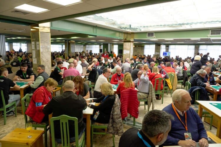 Vista del salón principal del Hotel Puerta de Segovia donde se realiza el torneo./ HÉCTOR CRIADO