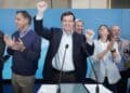 Alfonso Fernández Mañueco celebra la victoria en su comparecencia ante los militantes del Partido Popular. / ICAL