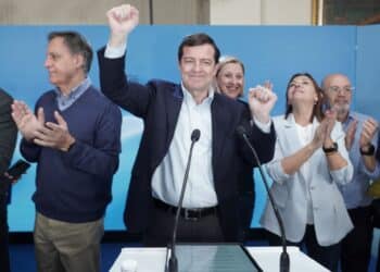 Alfonso Fernández Mañueco celebra la victoria en su comparecencia ante los militantes del Partido Popular. / ICAL