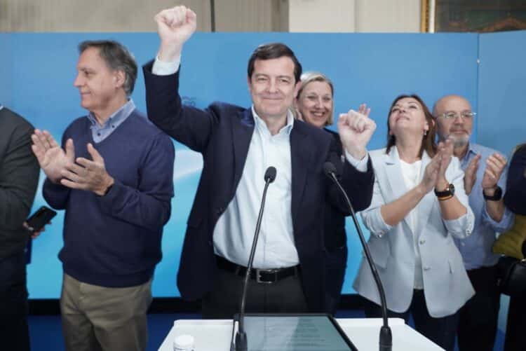 Alfonso Fernández Mañueco celebra la victoria en su comparecencia ante los militantes del Partido Popular. / ICAL