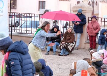 Cuenta cuentos en La Granja de San Ildefonso./ FRANCISCO SÁNCHEZ