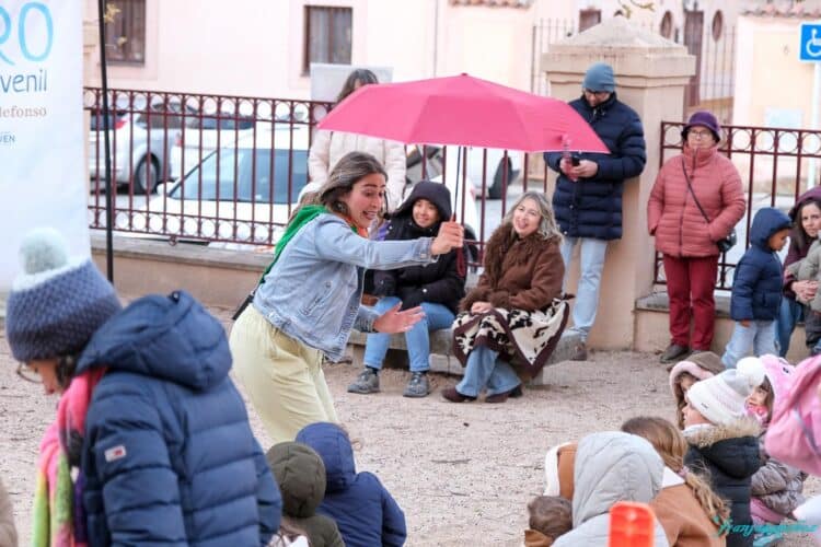 Cuenta cuentos en La Granja de San Ildefonso./ FRANCISCO SÁNCHEZ