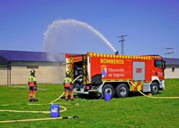 Los bomberos de la Doputación, realizando las prácticas con la nueva bomba nodriza. / D.P.