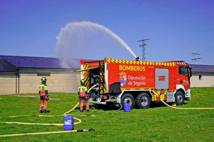 El SPEIS de la Diputación incorpora una bomba nodriza de doce mil litros 1 Los bomberos de la Doputación, realizando las prácticas con la nueva bomba nodriza. / D.P.