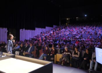 Elsa Punset, durante su intervención ante un auditorio lleno./ E.A.