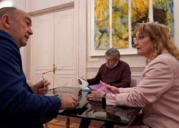 Miguel Ángel de Vicente (i) conversa con la alcaldesa de Cantalejo, Ana Rosa Zamarro./ D.P.