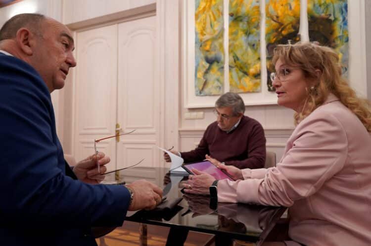 La Diputación pulsa el día a día de varios pueblos de la provincia 1 Miguel Ángel de Vicente (i) conversa con la alcaldesa de Cantalejo, Ana Rosa Zamarro./ D.P.