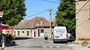 En la calle Real de Ortigosa del Monte pueden encontrarse varios bares.