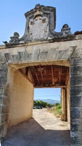 Puerta de entrada a la Casa del Esquileo.