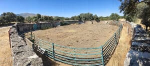 Finca cercada para la práctica de la hípica.