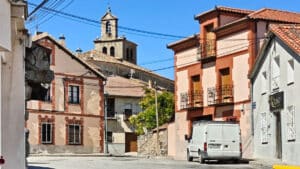 Panorámica desde el altozano 3 El campanario de la iglesia de los Santos Justo y Pastor se alza sobre los tejados desde la Travesía de los Mártires