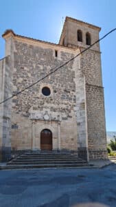 Panorámica desde el altozano 8 La iglesia de los Santos Justo y Pastor destaca por su portada plateresca con escalinata de granito.