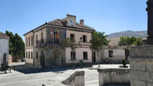 Panorámica desde el altozano 4 Un reloj corona la fachada del Ayuntamiento de Otero de Herreros.