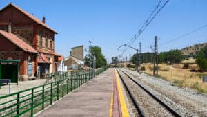 Panorámica desde el altozano 10 Los fines de semana hay al menos cinco trenes regionales con parada en la estación de Otero de Herreros.