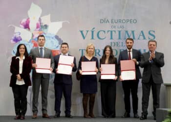 El Consejero de Presidencia entrega los premios a los trabajos académicos sobre deslegitimación del terrorismo. / Leticia Pérez