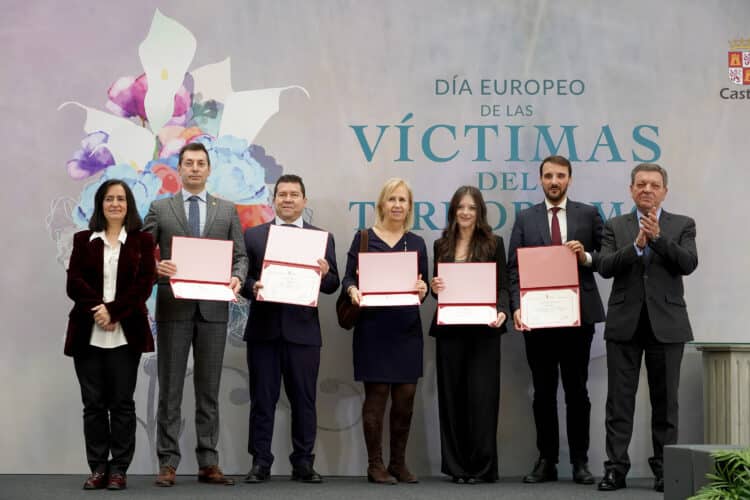 El Consejero de Presidencia entrega los premios a los trabajos académicos sobre deslegitimación del terrorismo. / Leticia Pérez