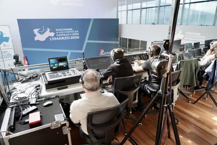 Se estima que el cien por cien del escrutinio pueda conocerse en torno a las 23 horas del domingo. / Eduardo Margareto