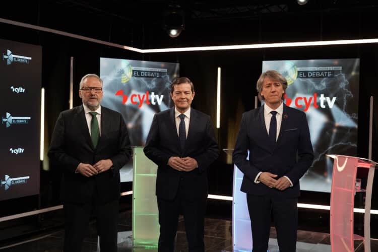 Los candidatos a la presidencia de la Junta, Carlos Pollán, Alfonso Fernández Mañueco y Carlos Martínez, en el plató de CyLTV. / Eduardo Margareto