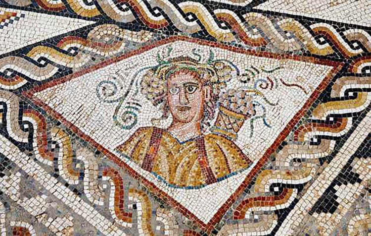 Detalle de uno de los mosaicos, el de las cuatro estaciones, del yacimiento ubicado en Quintanilla de la Cueza, Palencia.