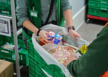 La empresa reduce el desperdicio alimentario donando excedentes en buen estado a entidades sociales.