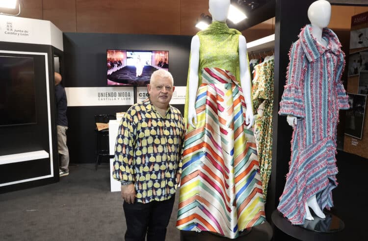 Doce diseñadores de Castilla y León participan en la ‘Fashion Week’ de Madrid 1 El leonés Santiago García-Didesant, en la Fashion Week. / Juan Lázaro