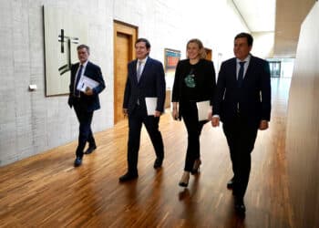 El Presidente del PPCyL, camino a la mesa de negociaciones. / Leticia Pérez